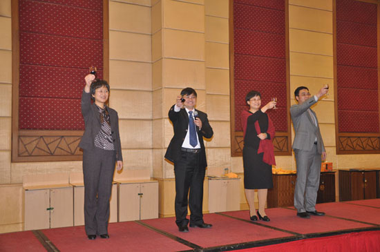 公司主要領(lǐng)導(dǎo)致祝酒詞（左起依次是：王文兵、王紅兵、楊瑛、梁海平）