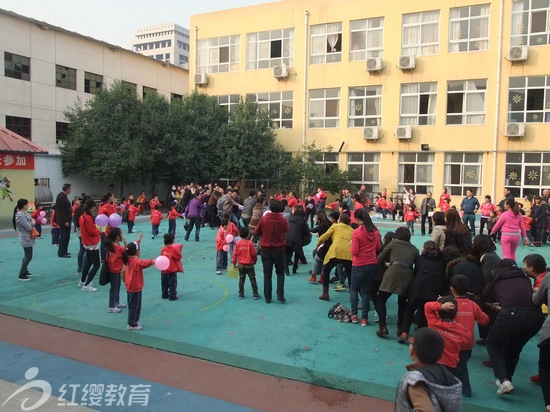 河南沁陽紅纓大山聯(lián)盟幼兒園舉辦秋季親子運(yùn)動會