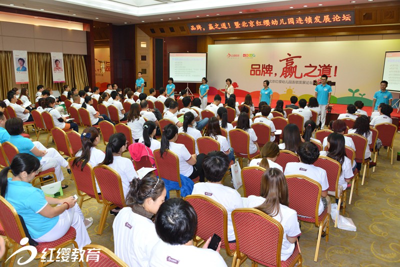 歸老師向園長介紹團(tuán)隊