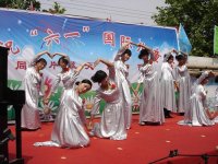 地震災(zāi)區(qū)的孩子們你們好嗎？老師把最真誠的祝福送給你們：“親愛的孩子們節(jié)日快樂?。　? border=