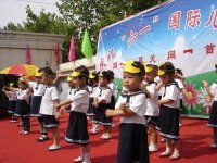 看他們跳得多認(rèn)真啊！