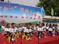 小二班表演的三字經(jīng)，三字經(jīng)好長的，可他們背得一點(diǎn)也不錯呦??！給點(diǎn)掌聲吧......