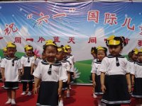 伸伸小舌頭，好可愛呦！！