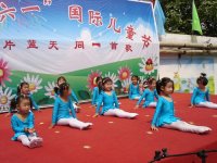舞蹈班表演的《小小舞蹈家》，她們表演的都是基本功