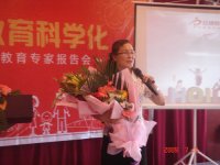 紅黃藍(lán)幼兒園王園長(zhǎng)優(yōu)雅的站在講臺(tái)上向到來(lái)的家長(zhǎng)致辭！