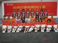 李久余老師手捧鮮花，在講臺(tái)上激情澎湃的給家長(zhǎng)們演講！