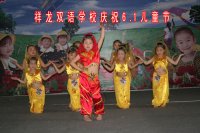 看，我們的韓國小歌星演唱的多認(rèn)真??！