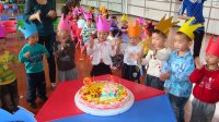 小壽星們唱生日快樂(lè)歌??！