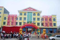 在場(chǎng)外舞臺(tái)期待表演的家長(zhǎng)們。
