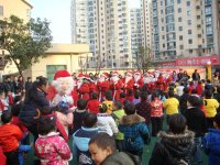 圣誕老公公排著隊伍來啦。。。。。。