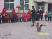 滅火器使用口訣：遇到火情不要慌、提瓶子，拔銷子，握管子，對(duì)準(zhǔn)火根摁把子。