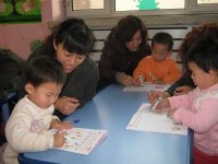 思維小二班幼兒、家長(zhǎng)及教師快樂(lè)合影，展現(xiàn)家園同樂(lè)