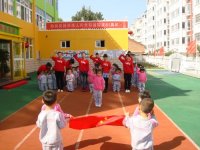 幼兒自己體驗升國旗的神圣！