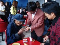中秋節(jié)馬玉林幼兒園到敬老院慰問。
