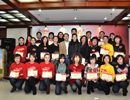 闞吉瑩、蔡曉光老師為學(xué)員們頒發(fā)結(jié)業(yè)證書
