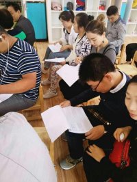 會議前，各班老師精心準(zhǔn)備所需材料，在門口笑迎迎接每位家長的到來！進入班級的家長翻閱幼兒園保育、教學(xué)方面的表格，了解我們工作的日常。 一個幼兒園的核心競爭力最終取決于您所培養(yǎng)的孩子是否適應(yīng)時代的需求?！凹t纓教育”認(rèn)為：圍繞幼兒“習(xí)慣養(yǎng)成、身心健康、智力開發(fā)”三方面，努力建構(gòu)“動力系統(tǒng)、知識系統(tǒng)、能力系統(tǒng)”的教育才是真正意義上的素質(zhì)教育。
