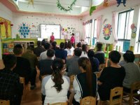 在會議中各班家長都能認(rèn)真學(xué)習(xí)，仔細聆聽，用自己的行動來支持老師們的工作！發(fā)現(xiàn)問題，共同探討，為了孩子們更好的進步與成長......