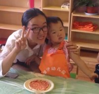 寶貝的披薩做好了，接下來就要交給廚房阿姨了，經(jīng)過她們靈巧的手我們的披薩就可以吃了。