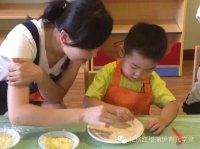 終于可以制作了，看我們的寶貝多么認(rèn)真啊。