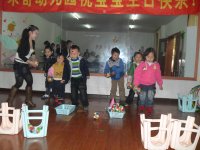 比賽，看誰可以丟進(jìn)去