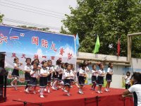 看，跳得多認(rèn)真啊！