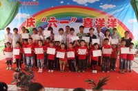 園長與參加第六屆兒童創(chuàng)意書畫大賽獲獎(jiǎng)?wù)呒凹议L合影