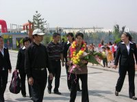 專(zhuān)家與小朋友打招呼
