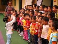 中班、大班的小朋友也不甘示弱，他們以比賽的形式，舉行慶國(guó)慶慶家園的才藝展示,孩子們通過(guò)詩(shī)歌朗誦，繪畫、歌曲等節(jié)目，送給祖國(guó)媽媽聲聲祝福，前來(lái)觀看的家長(zhǎng)們?cè)诤⒆觽兊母腥鞠?，情不自禁的同孩子們一起唱起了?guó)歌，共同為祖國(guó)“六十”華誕獻(xiàn)上一份賀禮。