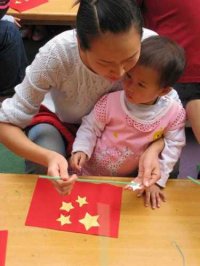 9月23日下午3點(diǎn)，小班組的孩子們?cè)诎职謰寢尩呐阃?，同老師們一起齊唱國(guó)歌、一起剪剪貼貼做國(guó)旗。做得可認(rèn)真了！瞧，當(dāng)孩子們手里揮舞著做好的國(guó)旗,心里甭提多高興了!