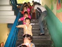 演習(xí)結(jié)束后，老師還為幼兒講了火警電話及發(fā)生火災(zāi)的自救方法，有效增強(qiáng)了全園師生的消防安全意識(shí)，提高了幼兒的自救自護(hù)能力。