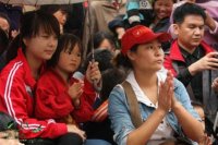 下雨了，老師和愛心網(wǎng)友陪孩子們一起觀看精彩演出。