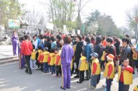 2013年春季朵朵級部“春潤童心，登高望遠(yuǎn)”親子活動