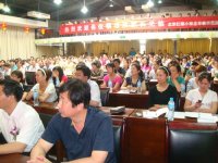 座無虛席的臺(tái)下領(lǐng)導(dǎo)和家長