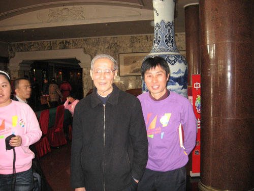 園長(zhǎng)和專(zhuān)家合影