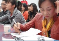 評委認(rèn)真聆聽并根據(jù)實際表現(xiàn)打分。