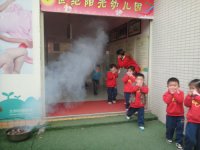 小朋友們有秩序地離開(kāi)失火地點(diǎn)