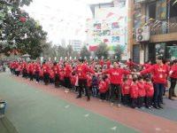 壞人來(lái)的時(shí)候,老師們拉成圓圈保護(hù)孩子！