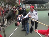 保安、校警、執(zhí)勤老師制服歹徒。