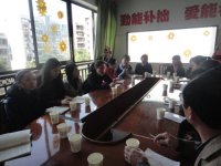呂鳳幼兒園老師們看完我們的課后正認(rèn)真研討，提出了寶貴的意見！
