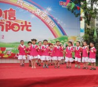打起竹板精神爽，一起夸夸幼兒園！