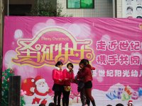 在抽獎環(huán)節(jié)中，家長代表為我們抽取獲獎?wù)叩奶柎a！
