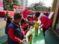 活動開始前，小朋友們在玩“喂豆豆”的游戲