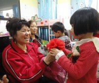 我吧大紅花獻(xiàn)給奶奶，祝奶奶節(jié)日快樂！