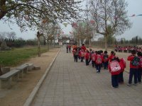 來到了東海神廟遺址，帶領(lǐng)幼兒參觀。