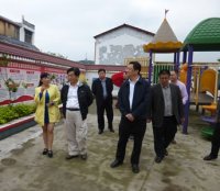 幼兒園黨支部書記、園長朱曉春向督導組一行介紹群眾路線活動開展情況