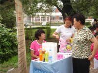 認(rèn)真接待咨詢家長(zhǎng)，歡迎您大寶寶來(lái)到博雅幼兒園！
