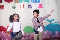 我和小伙伴在表演快板！