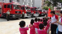 “我是小小消防員”主題活動，消防員叔叔帶領(lǐng)我們參觀消防車。