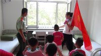 “我是小小消防員”主題活動，消防員叔叔帶領(lǐng)小朋友們參觀起居室。