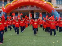 手中舞動(dòng)著大紅的四方旗，學(xué)前班的孩子演完打擊樂(lè)，又向我們展示了意氣風(fēng)發(fā)的《旗操》。